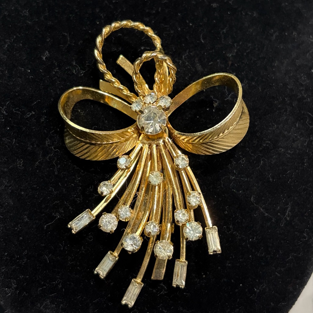 Vintage Sarah Coventry Vogue Brooch Bow Rhinestone Jewelry Signed Gold Tone Vintage Sarah Coventry Vogue Brooch Bow Rhinestone Jewelry Signed Gold Tone